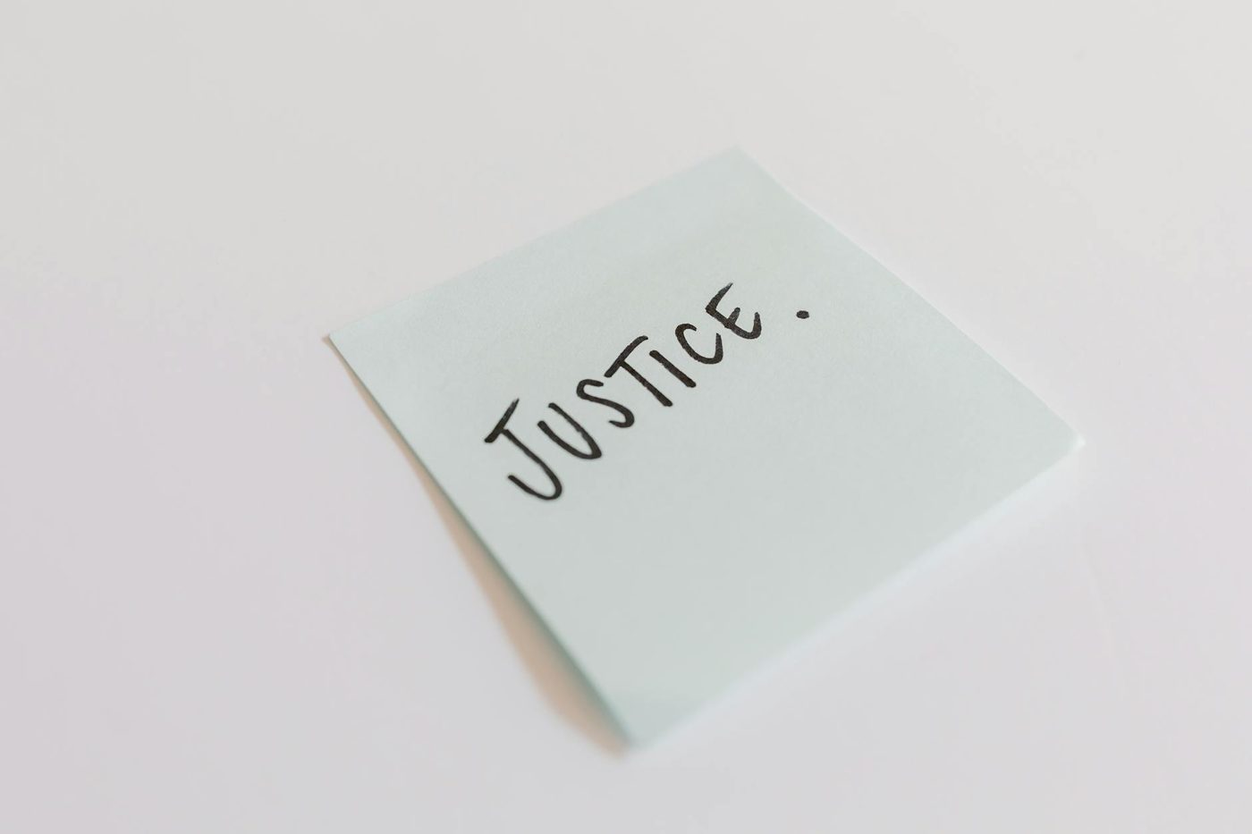 Minister van Justitie stelt wetsontwerp op om zware criminelen te laten betalen voor detentiekosten
