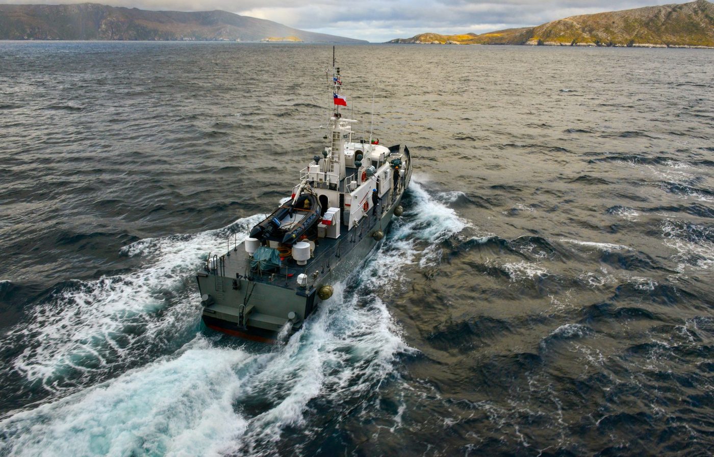 Amerikaans leger schiet op vrachtschip dat blokkade tegen Iran schond - Zes doden bij Houthi-aanval op vrachtschip aan Rode Zee