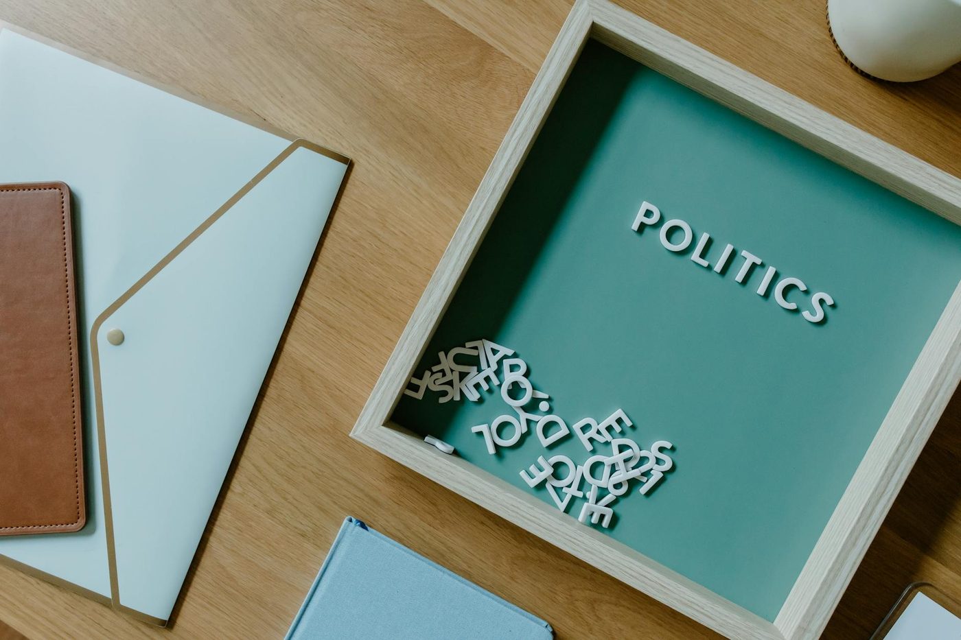 Politieke spanning rond 'De Wever-Bouchez-plan' en kritiek op senaatsactiviteiten van Bouchez