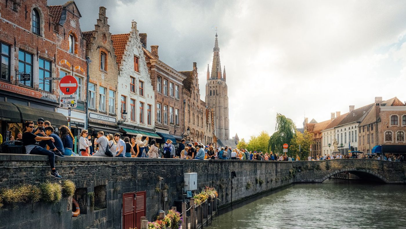 Op 't Zand in Brugge groeit een muur vol boodschappen voor mensen met kanker