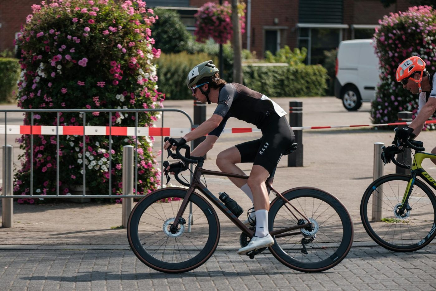 54 wielrenners geïdentificeerd na negeren spoorweglicht tijdens Ronde van Vlaanderen