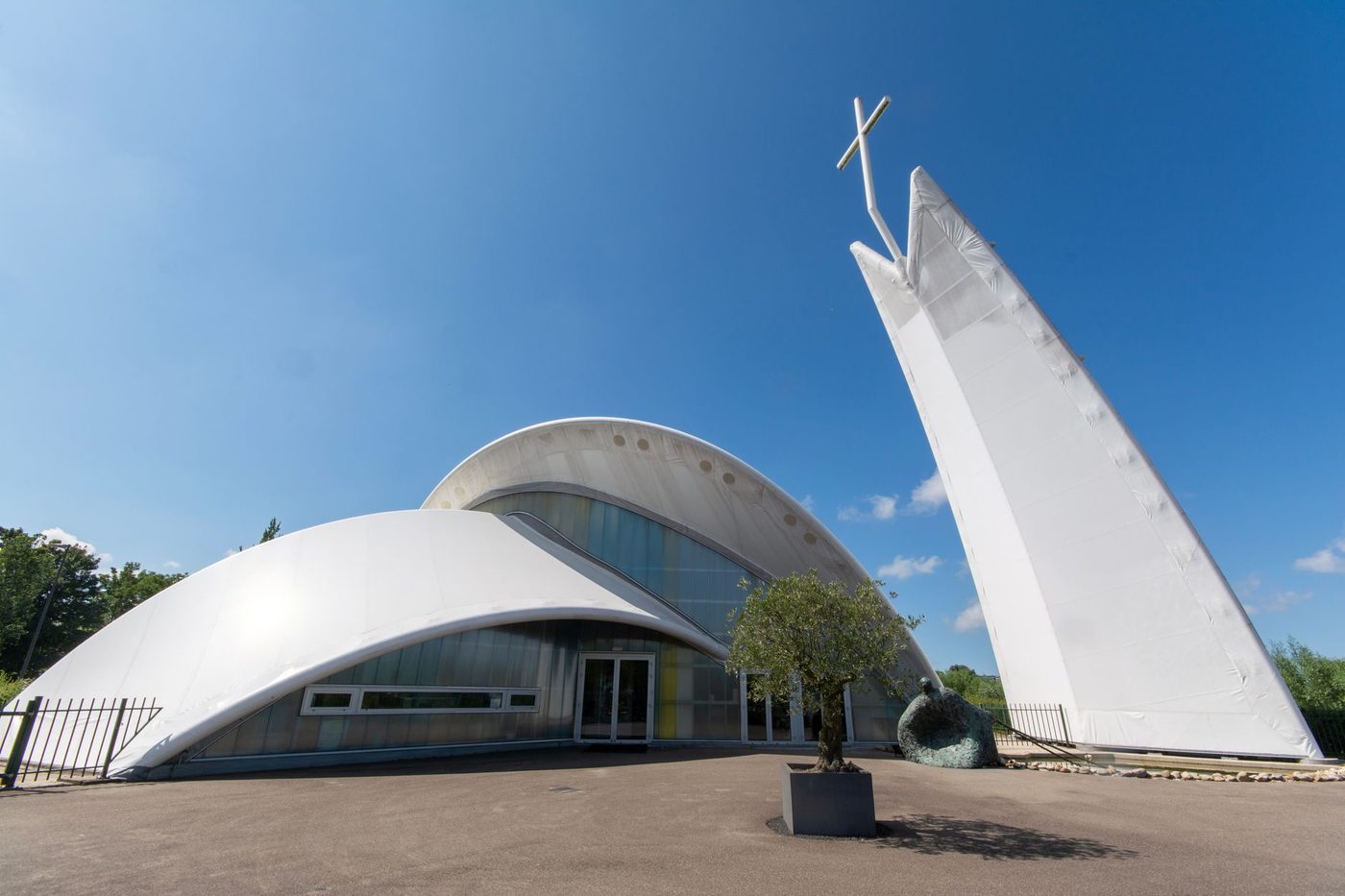 Manipulatie en misbruik onthuld: Vlaamse steden zetten de deur dicht voor Go Church