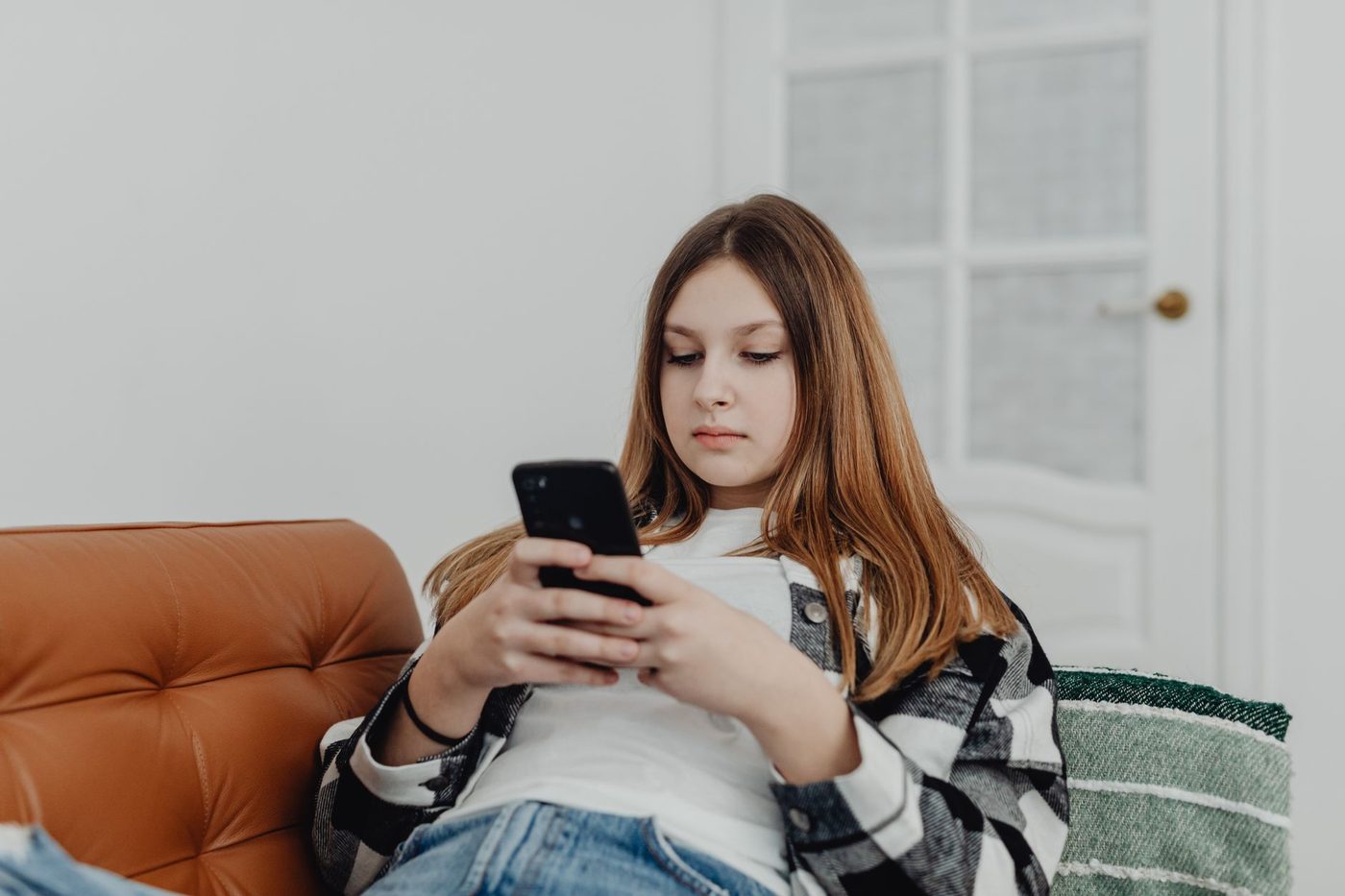 Smartphoneverbod op school? Tieners halen schermtijd thuis gewoon in