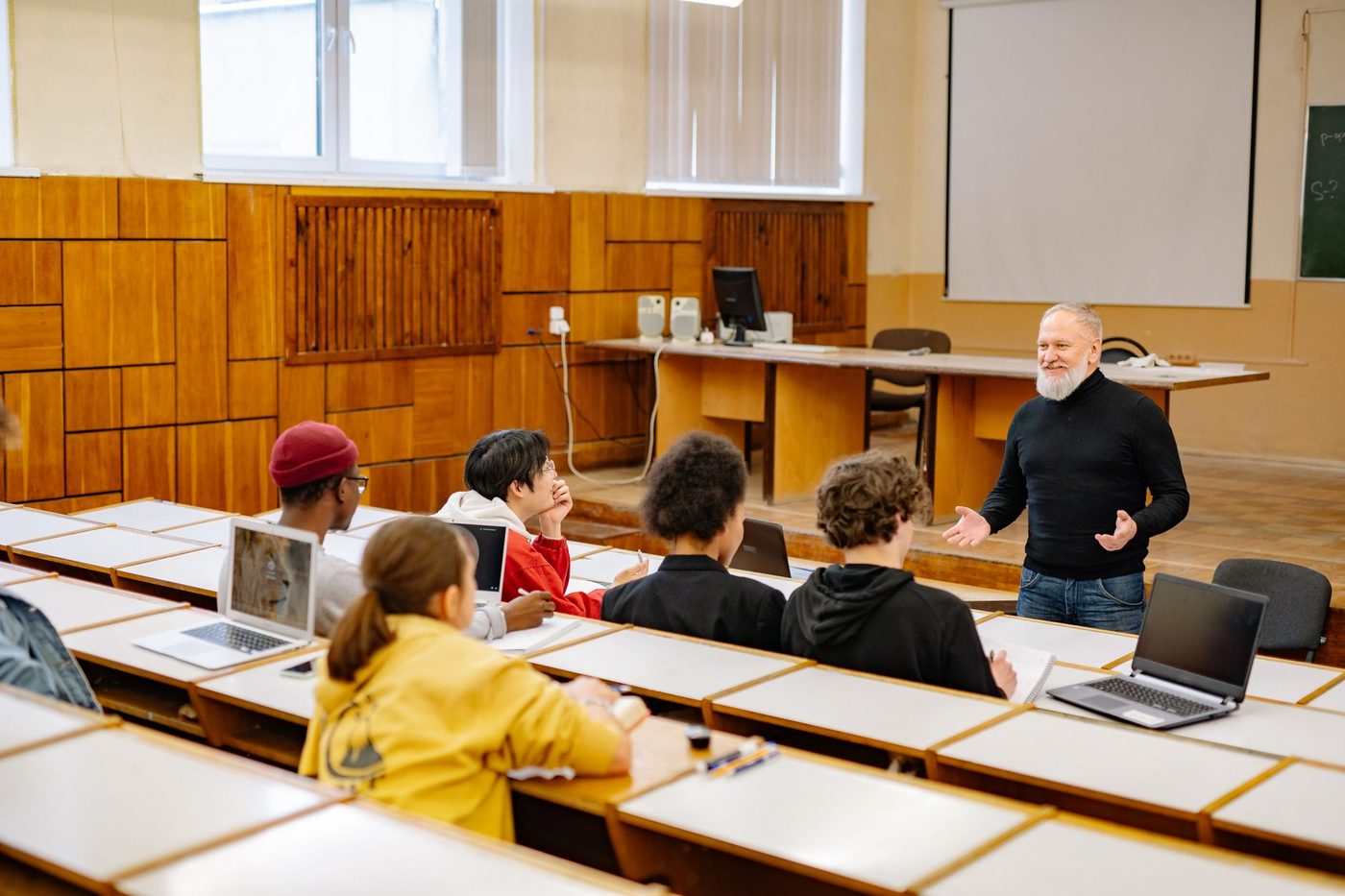 Schoollaptop blijkt in meeste Vlaamse scholen duurder dan prijsplafond minister Demir