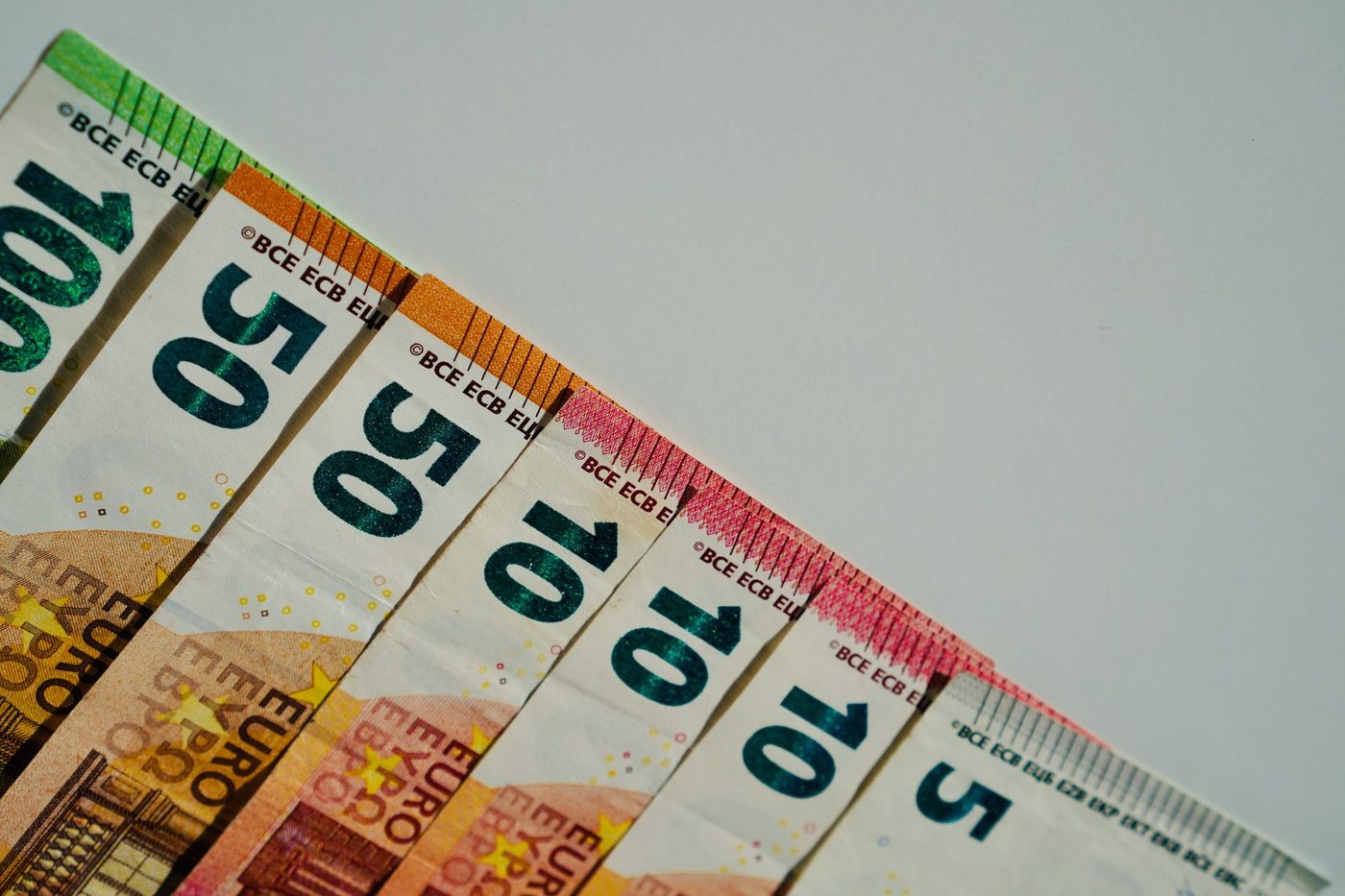 EU geeft miljarden uit — maar de Rekenkamer kan nauwelijks controleren waar het geld blijft