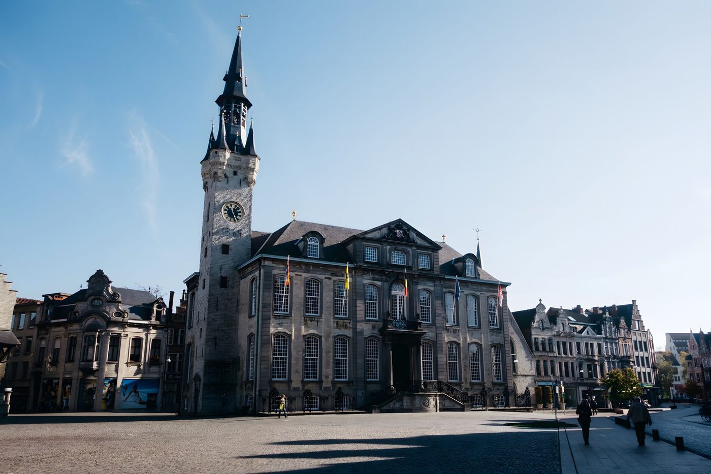 Izegem verliest 2,3 miljoen euro door Vlaamse bezuinigingen — maar de oppositie weigert mee te protesteren
