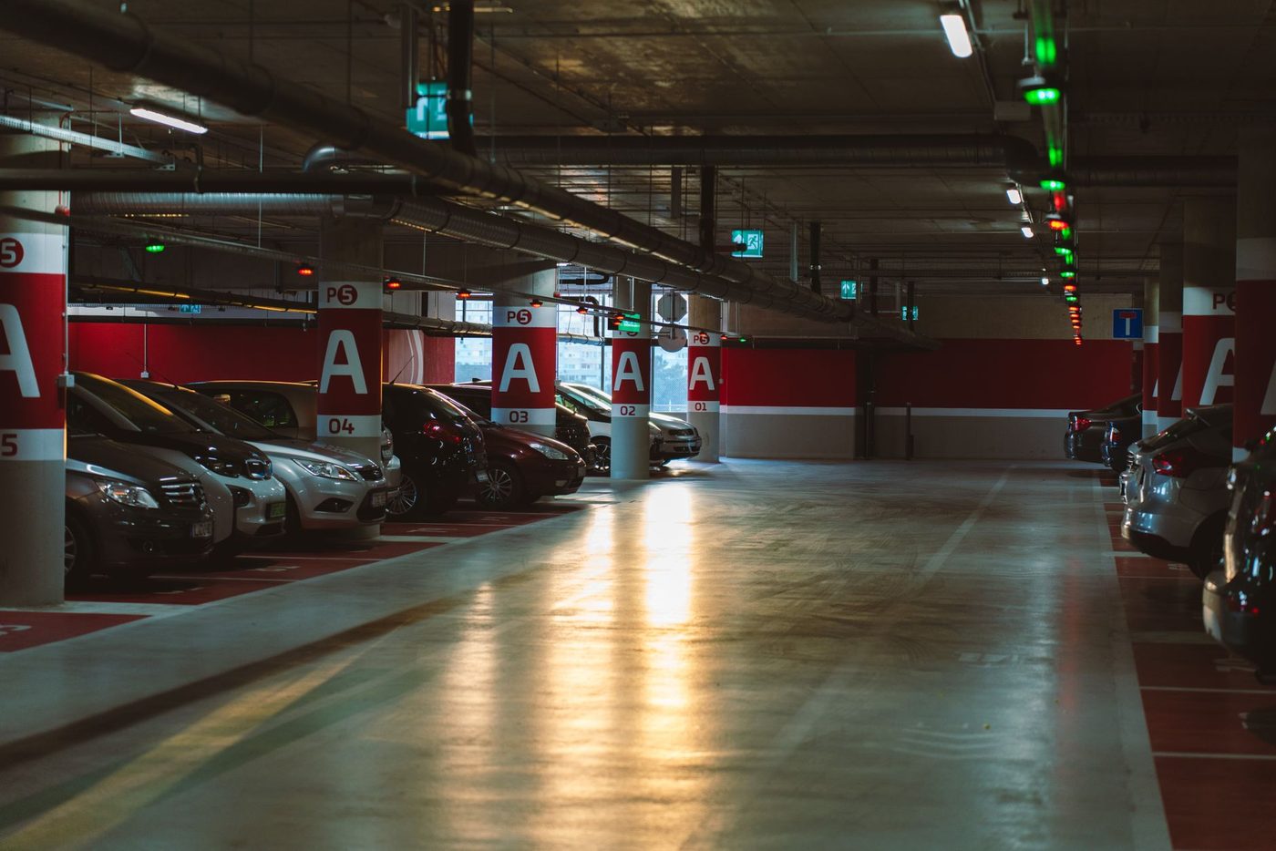 Twee mannen opgepakt na twaalf auto-inbraken in Brusselse parkeergarages — maar ze kenden elkaar niet