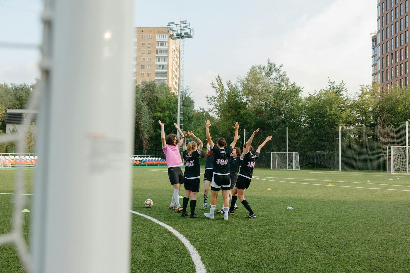 OHL Women overleeft zenuwslopende strafschoppenreeks en nadert Champions League-groepsfase