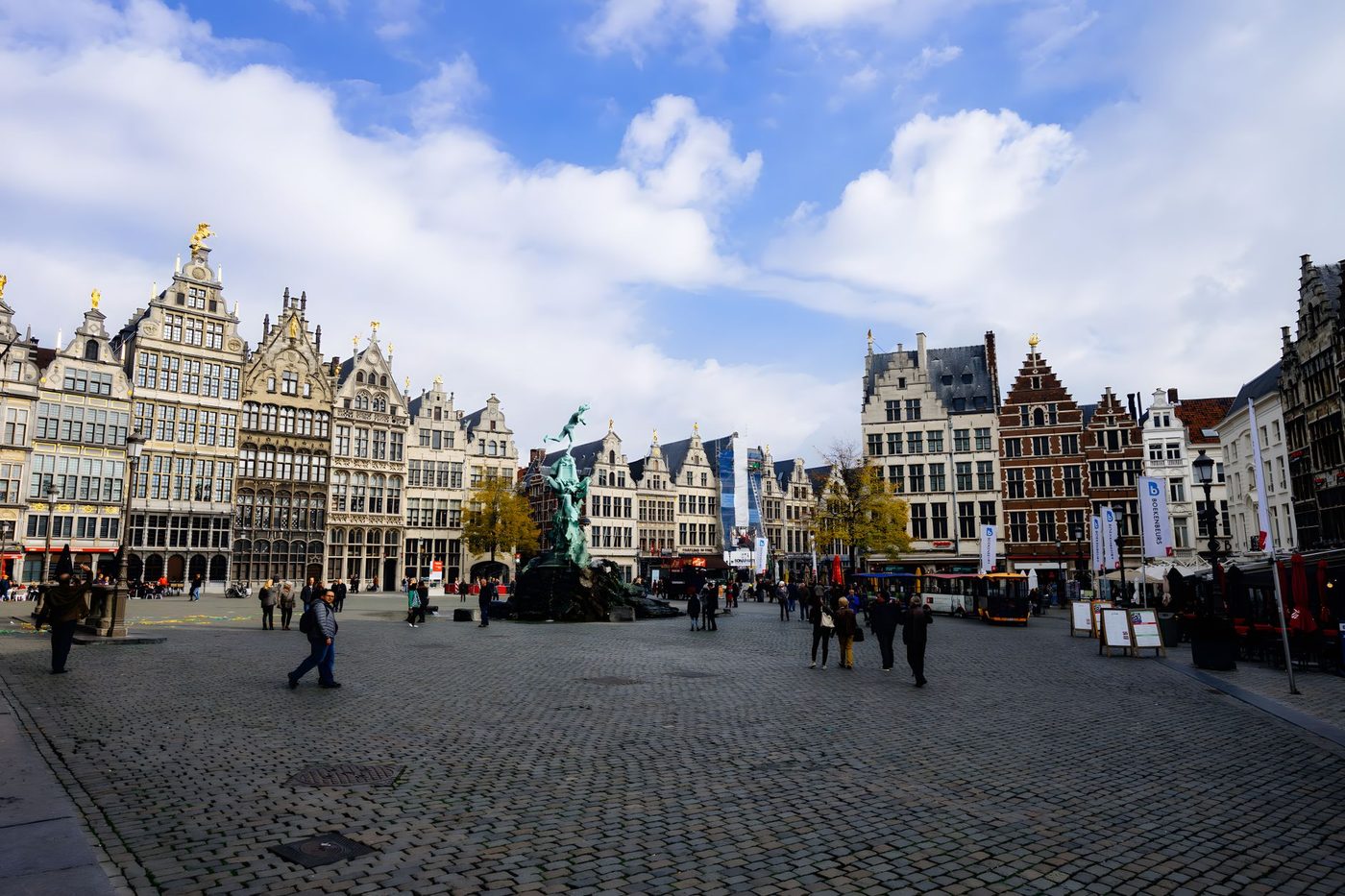 Geel lint op Operaplein: Antwerpenaren schrijven hun verhaal tegen kanker