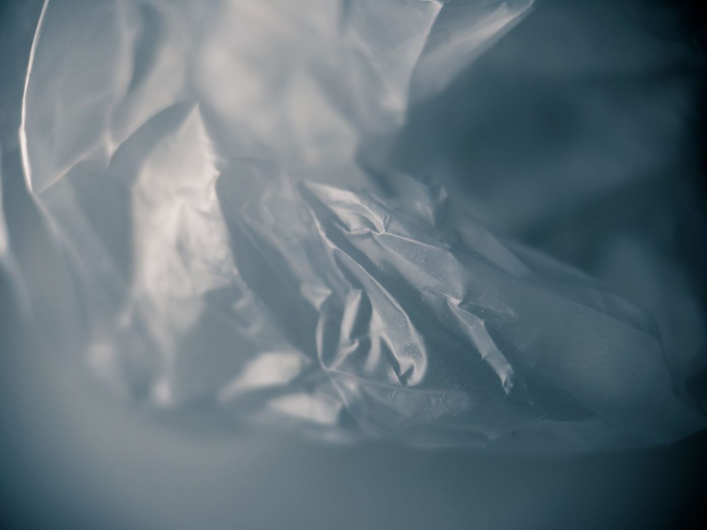 De illusie van recyclage: Filosoof Lisa Doeland koppelt afval aan lichamelijke impact