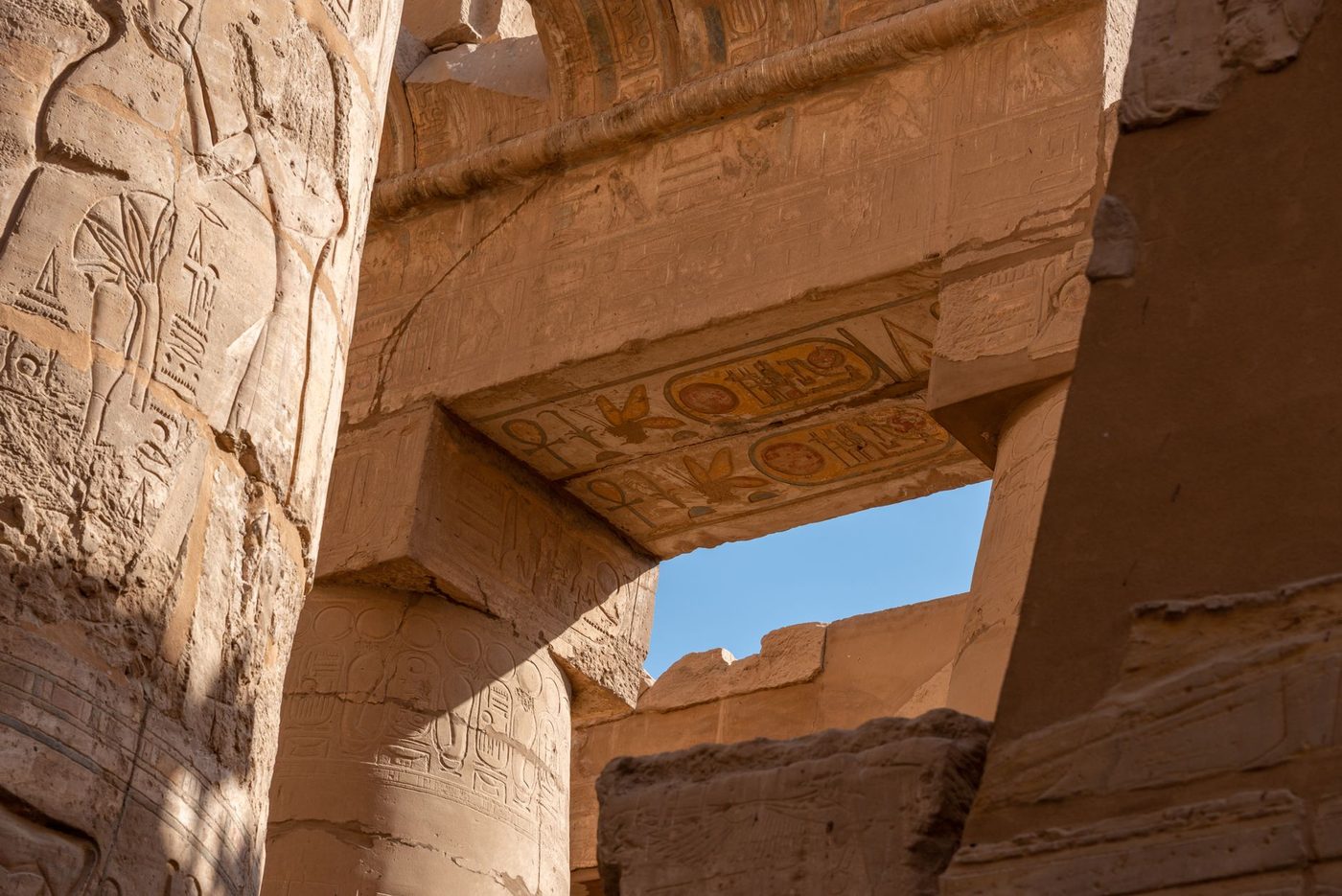Archeologen vinden 3.300 jaar oude standbeelden van farao Ramses II in Egyptisch dorp
