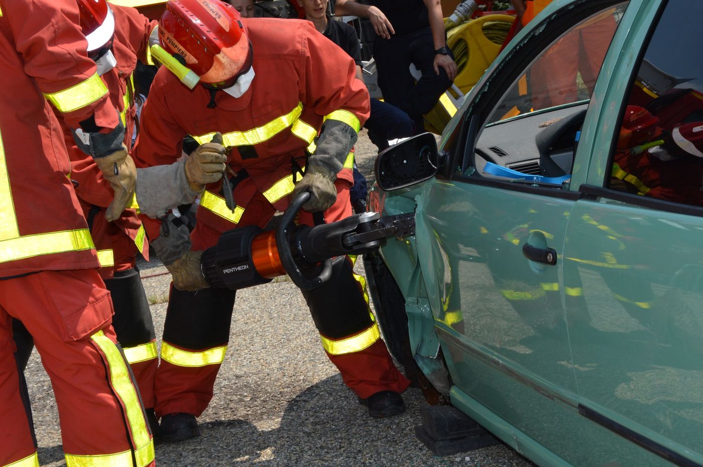 Man van 22 een uur lang bekneld in autowrak in Langemark