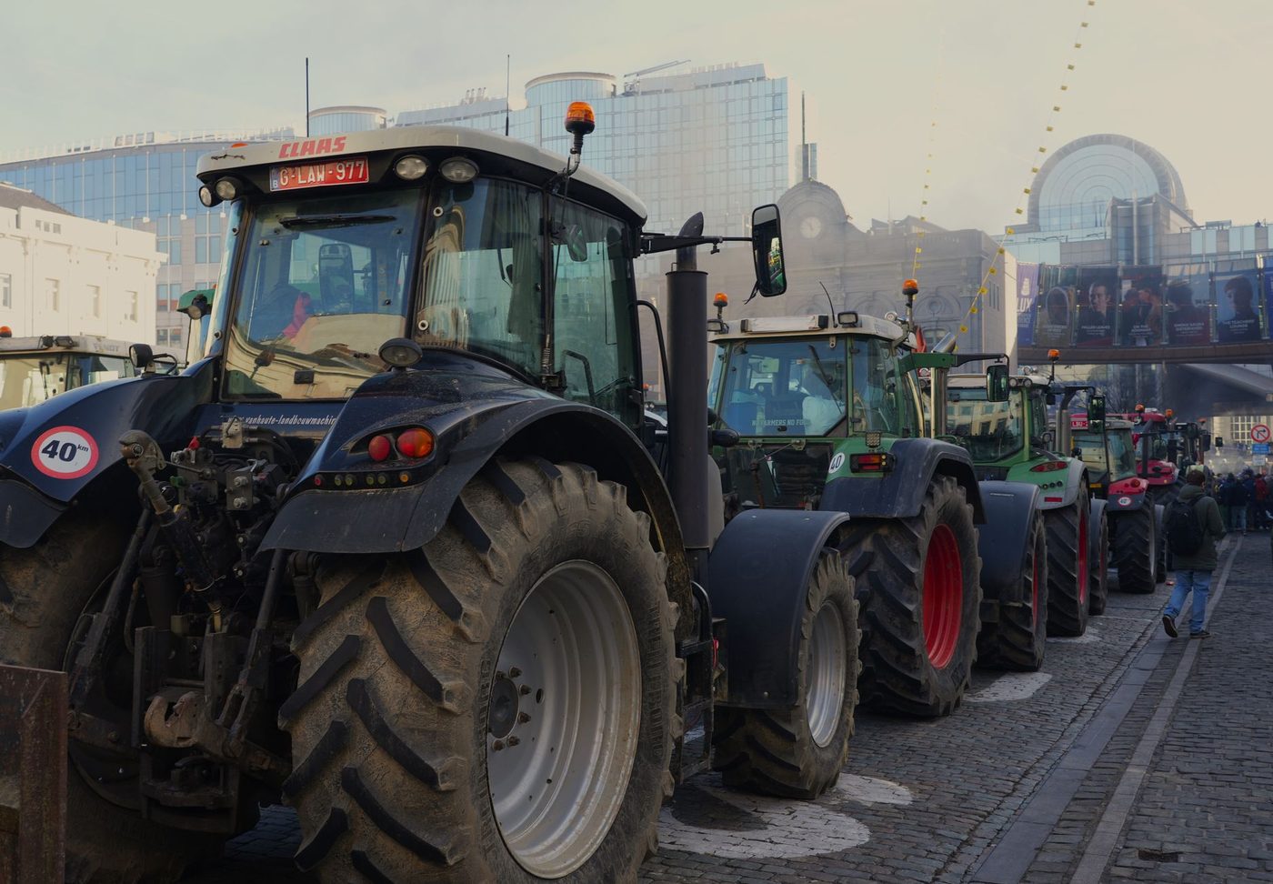 Tractorongeval legt Tervuursesteenweg in Steenokkerzeel volledig plat