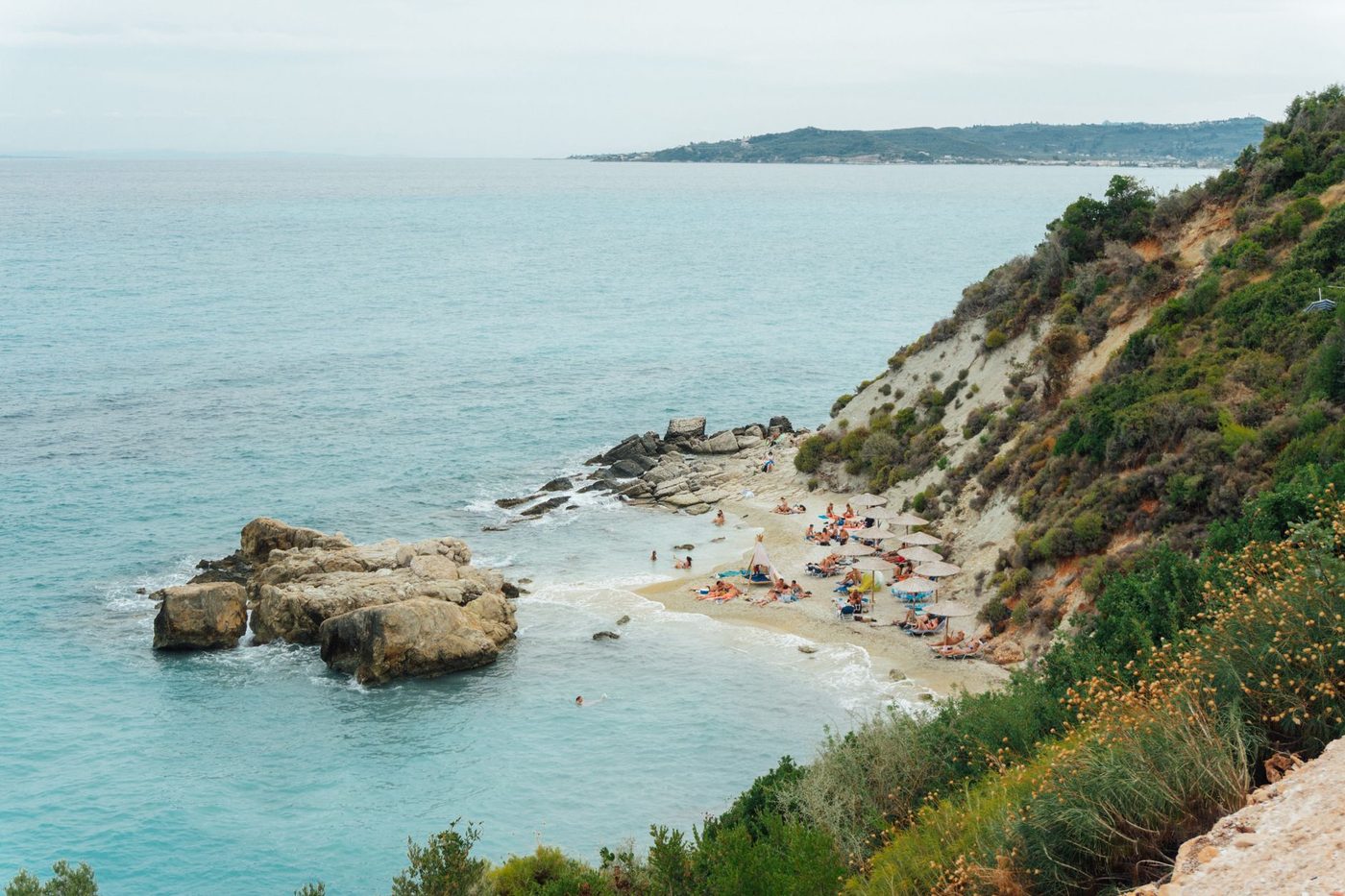 Groot rotsblok valt op toegangsweg: strandgasten op Rhodos urenlang opgesloten