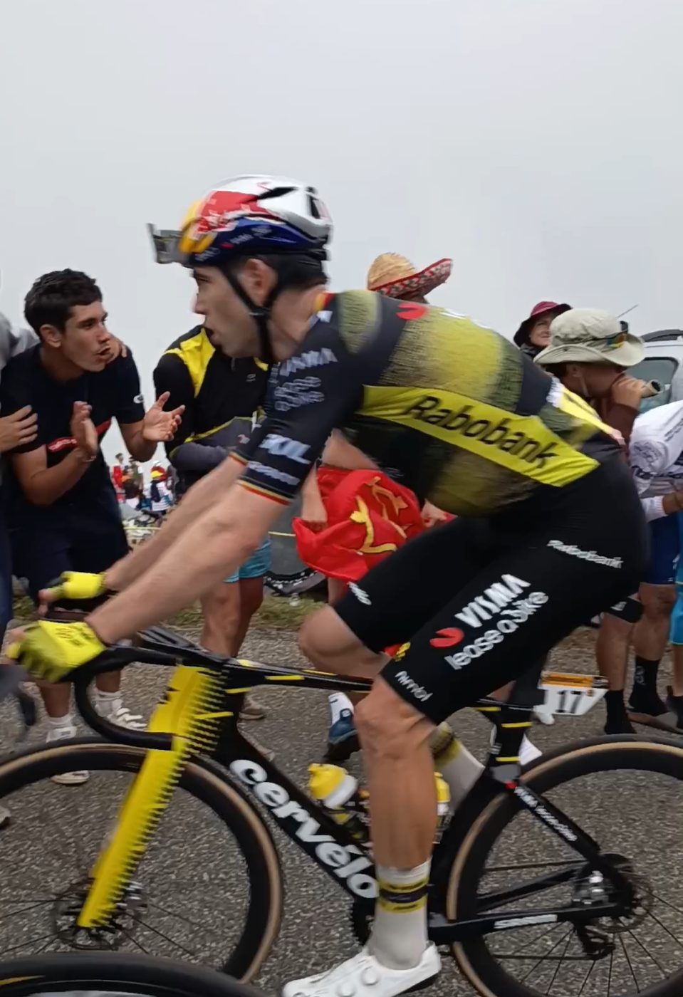 Van Aert briljant in de aanval, Uijtdebroeks meteen in de problemen