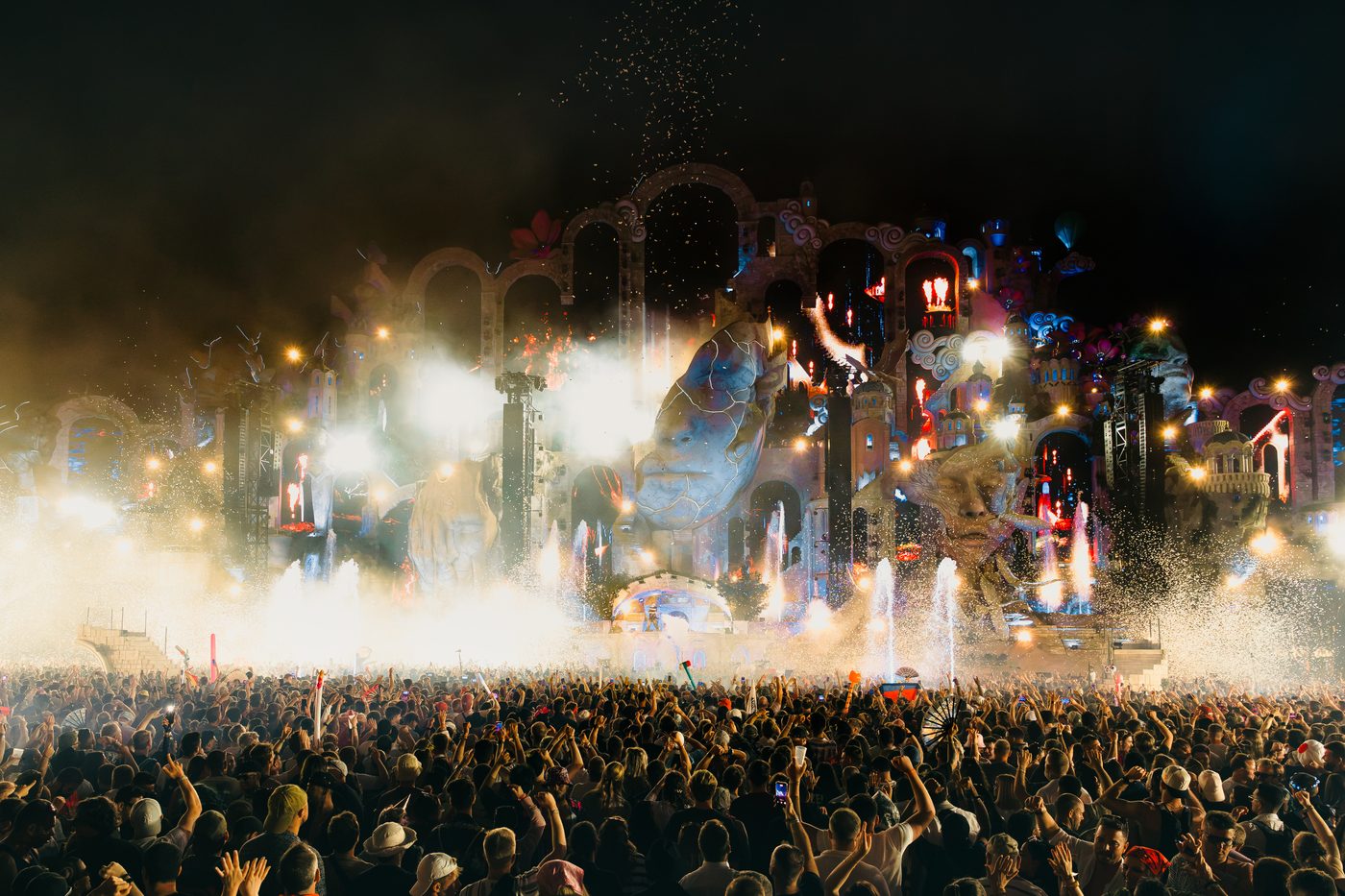 Tomorrowland viert jubileum in rustige sfeer; Martin Garrix sluit af