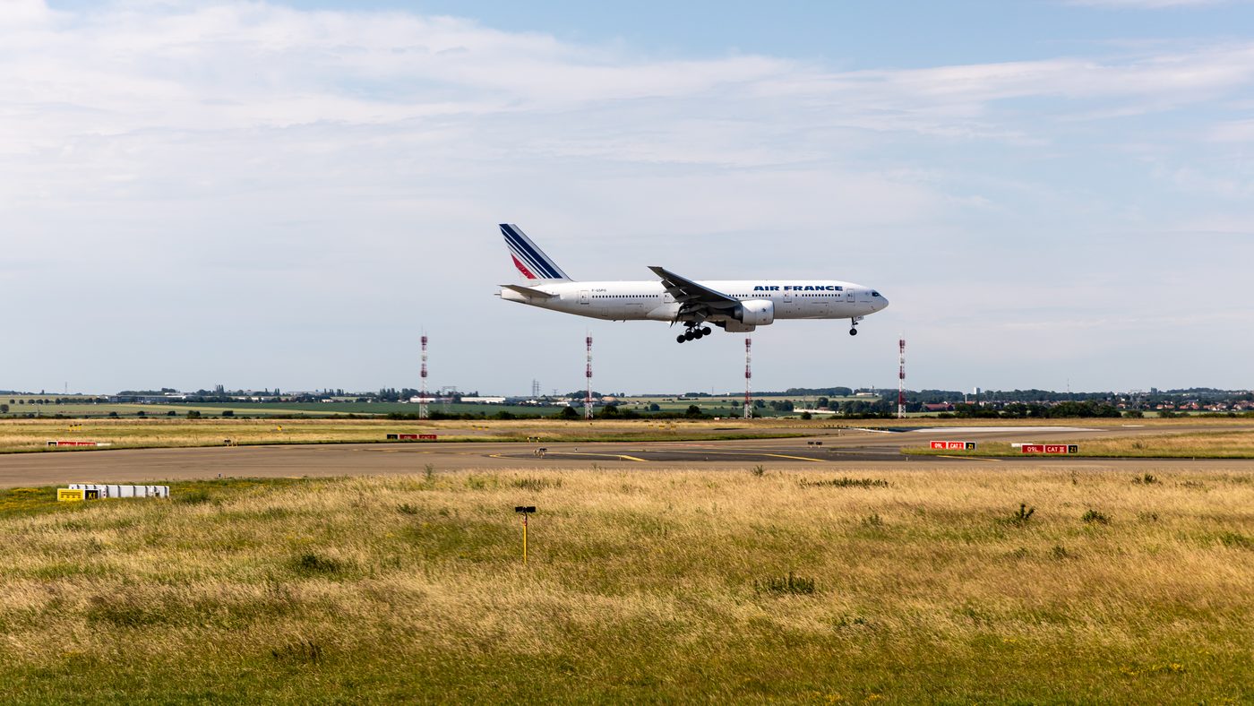Parkeerterrein luchthaven Charles de Gaulle in vlammen: rookpluim reikt tot centrum Parijs