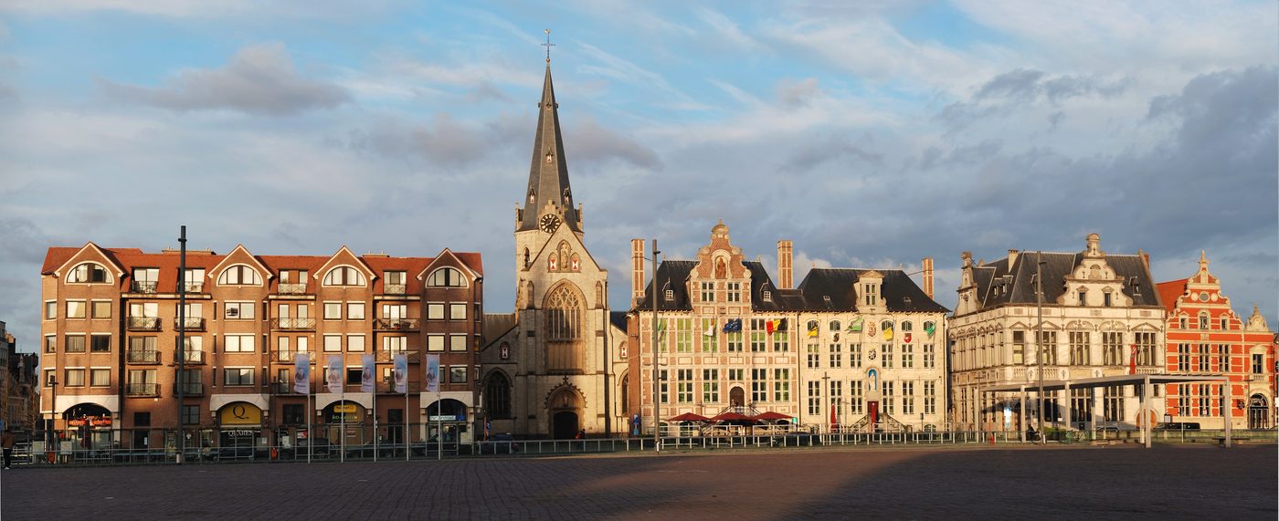 Sint-Niklaas beschermt grasplein met tijdelijke vloer tijdens Vredefeesten
