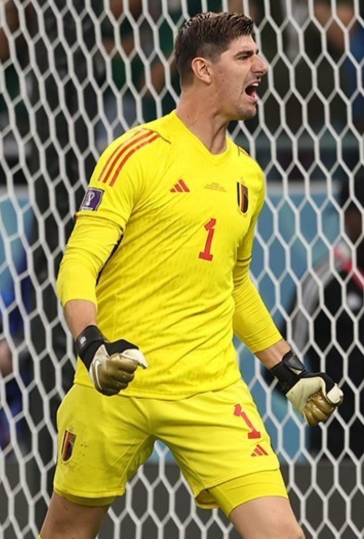 Jonge fan wil net als Courtois keeper worden: Belgische doelman geeft zijn handschoenen weg