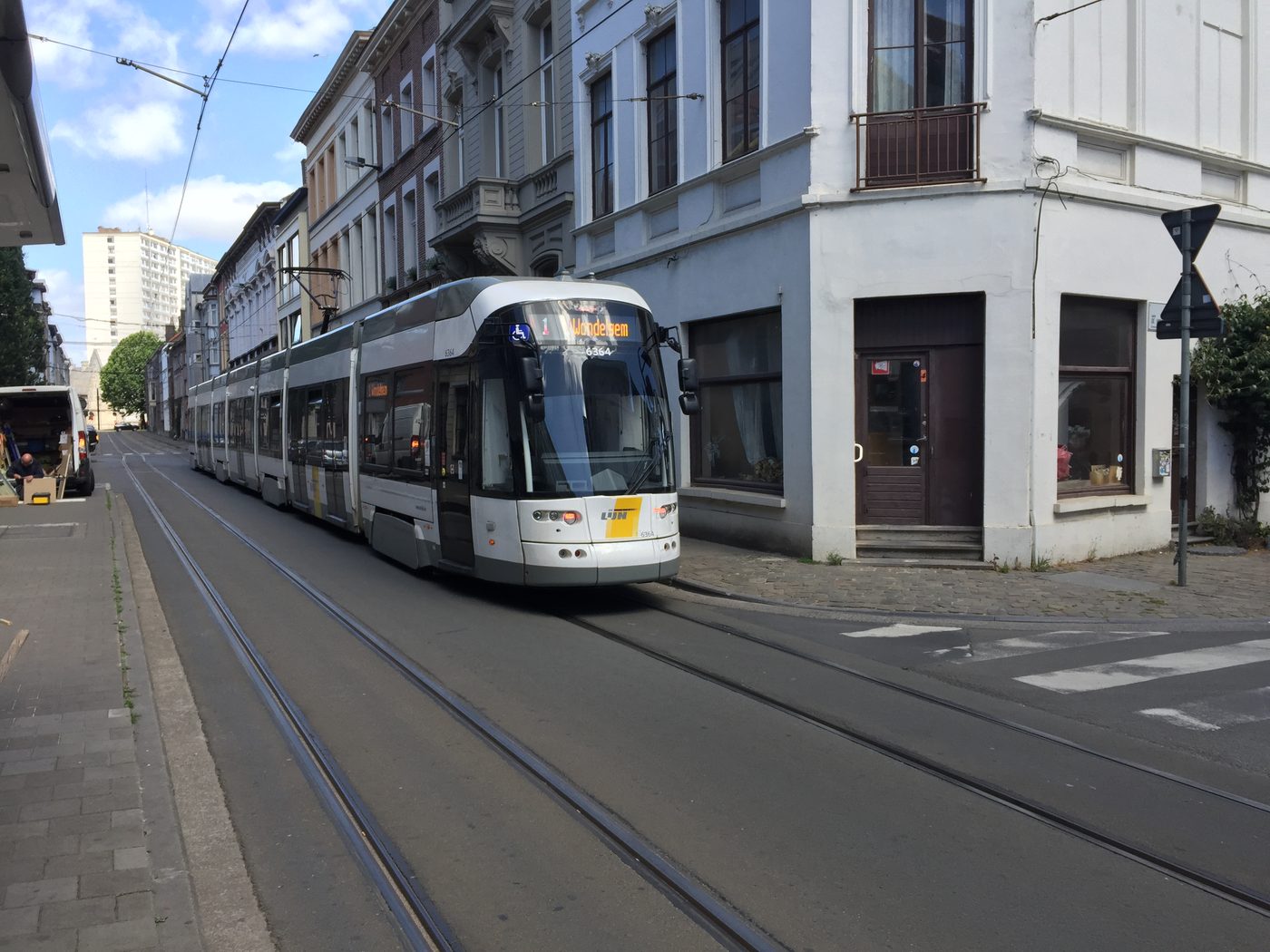 Vrachtwagen rukt tramkabels kapot in Gent: lijn 2 rijdt hele voormiddag om